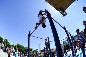 Charkiw, Ukraine - 27. Mai 2022 Street Workout Show während des jährlichen Festivals der Straßenkulturen foto