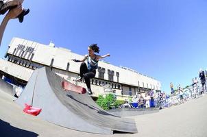 Charkow. ukraine - 2. mai 2022 skateboarding-wettbewerb im outdoor-skatepark während des jährlichen festivals der straßenkulturen foto