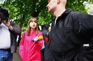 charkow, ukraine - 17. mai 2017 teilnehmer der rechten nationalsozialistischen und patriotischen bewegung geben interviews zur erzwungenen einstellung der ersten lgbt-aktion in charkow foto