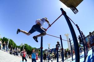 Charkiw, Ukraine - 27. Mai 2022 Street Workout Show während des jährlichen Festivals der Straßenkulturen foto