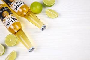 Charkow. ukraine - 17. mai 2022 flaschen corona extra bier mit limettenscheiben. corona produziert von grupo modelo mit anheuser busch inbev beliebtestes importiertes bier in den usa foto