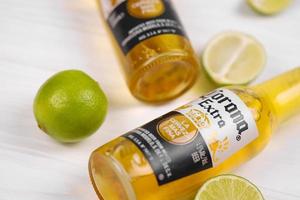 charkow, ukraine - 3. mai 2022 flaschen corona extra bier mit limettenscheiben. corona produziert von grupo modelo mit anheuser busch inbev beliebtestes importiertes bier in den usa foto