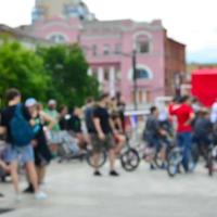 defokussiertes Bild vieler Leute mit BMX-Rädern. Treffen von Fans von Extremsportarten foto