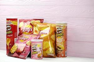 Charkow. ukraine - 2. mai 2022 verschiedene geschmacksrichtungen von lay's und pringles kartoffelchips im klassischen verpackungsdesign. weltweit bekannte Marken von Kartoffelchips foto