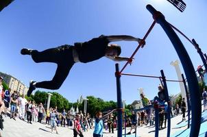 Charkiw, Ukraine - 27. Mai 2022 Street Workout Show während des jährlichen Festivals der Straßenkulturen foto