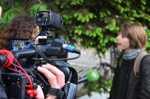 Charkow. ukraine - 17. mai 2022 teilnehmer der ersten lgbt-aktion in charkow geben interviews über einen unerwarteten angriff und eine störung der veranstaltung foto