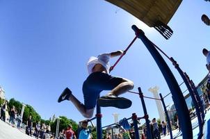 Charkiw, Ukraine - 27. Mai 2022 Street Workout Show während des jährlichen Festivals der Straßenkulturen foto