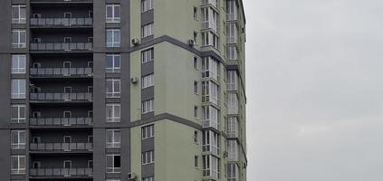 mehrstöckiges Bürogebäude mit blauem Himmel foto