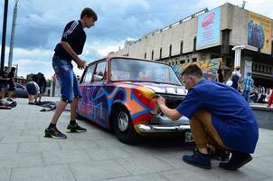 charkow, ukraine - 27. mai 2022 festival der straßenkunst. ein Auto, das während des Festivals von Meistern der Straßenkunst bemalt wurde. das Ergebnis der Arbeit mehrerer Graffiti-Künstler. Original Aerographie foto