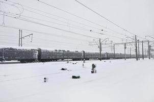 Charkiw. ukraine - 4. april 2022 unerwarteter schneller schneefall im april auf den straßen von charkow foto