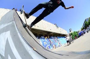 charkiw, ukraine - 27. mai 2022 skateboardwettbewerb im skatepark im freien während des jährlichen festivals der straßenkulturen foto