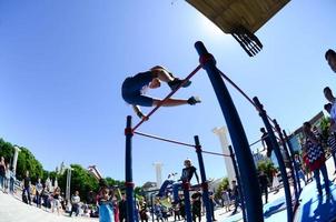 Charkiw, Ukraine - 27. Mai 2022 Street Workout Show während des jährlichen Festivals der Straßenkulturen foto