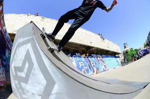 Charkow. ukraine - 2. mai 2022 skateboarding-wettbewerb im outdoor-skatepark während des jährlichen festivals der straßenkulturen foto