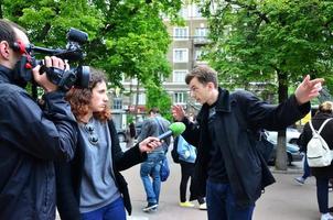 Charkow. ukraine - 17. mai 2022 teilnehmer der ersten lgbt-aktion in charkow geben interviews über einen unerwarteten angriff und eine störung der veranstaltung foto