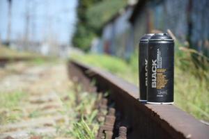 Charkow. ukraine - 2. mai 2022 verwendete schwarze spraydosen von montana gegen graffiti-gemälde. mtn oder montana-cans ist Hersteller von Hochdruck-Sprühfarben foto