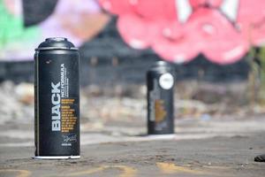 Charkow. ukraine - 2. mai 2022 verwendete schwarze spraydosen von montana gegen graffiti-gemälde. mtn oder montana-cans ist Hersteller von Hochdruck-Sprühfarben foto