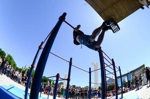 Charkiw, Ukraine - 27. Mai 2022 Street Workout Show während des jährlichen Festivals der Straßenkulturen foto