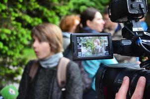 Charkow. ukraine - 17. mai 2022 teilnehmer der ersten lgbt-aktion in charkow geben interviews über einen unerwarteten angriff und eine störung der veranstaltung foto