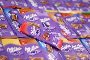 Charkow. ukraine - 17. mai 2022 viele verpackungen aus lila milka-schokolade. Milka ist eine Schweizer Schokoladenkonfektmarke, die von der Firma Mondelez International hergestellt wird foto