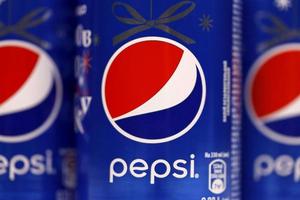 charkow, ukraine - 12. mai 2022 aluminiumdosen pepsi-alkoholfreies getränk aus nächster nähe. pepsi ist ein kohlensäurehaltiges Erfrischungsgetränk, das von pepsico hergestellt wird. Pepsi wurde 1893 gegründet foto