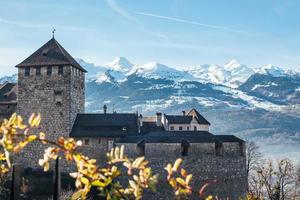 schloss vaduz auf schneegebirgshintergrund foto