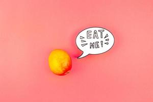 mangofrucht im kreativen pop-art-stilkonzept foto
