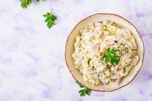 traditioneller russischer Salat Olivier. Neujahrssalat. festlicher Salat. Ansicht von oben foto