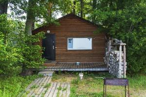 rustikales Badehaus aus Holz und Brennholz für den Saunaofen foto