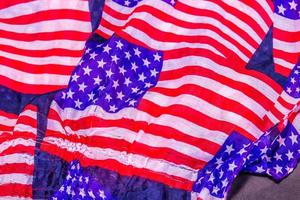 alte, abgenutzte amerikanische Flaggennarbe mit durchsichtigem Material foto