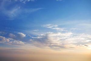 Sonnenuntergang Himmel und Wolken foto