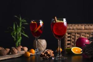 Hausgemachte Rotwein-Sangria in Weingläsern mit Fruchtscheiben, selektiver Fokus. Stillleben foto