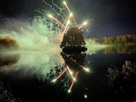 ein blick auf ein feuerwerk am alderford see in whitchurch foto