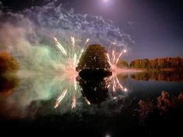 ein blick auf ein feuerwerk am alderford see in whitchurch foto