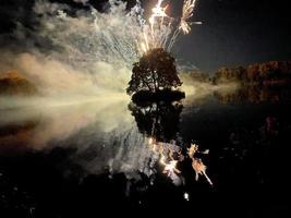 ein blick auf ein feuerwerk am alderford see in whitchurch foto