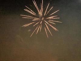 ein blick auf ein feuerwerk am alderford see in whitchurch foto