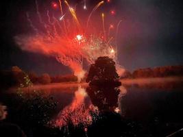 ein blick auf ein feuerwerk am alderford see in whitchurch foto