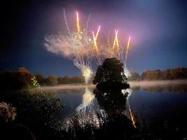 ein blick auf ein feuerwerk am alderford see in whitchurch foto