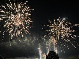 ein blick auf ein feuerwerk am alderford see in whitchurch foto