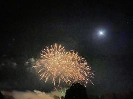 ein blick auf ein feuerwerk am alderford see in whitchurch foto