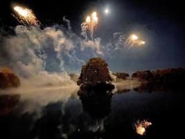 ein blick auf ein feuerwerk am alderford see in whitchurch foto