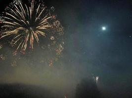 ein blick auf ein feuerwerk am alderford see in whitchurch foto