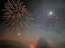 ein blick auf ein feuerwerk am alderford see in whitchurch foto