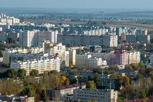 luftpanoramablick aus der höhe eines mehrstöckigen wohnkomplexes und der stadtentwicklung am herbsttag foto