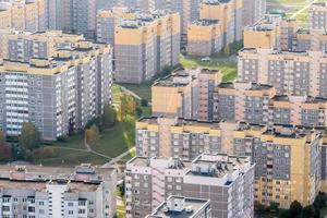 luftpanoramablick aus der höhe eines mehrstöckigen wohnkomplexes und der stadtentwicklung am herbsttag foto