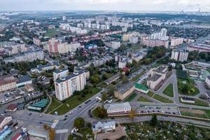 luftpanoramablick aus der höhe eines mehrstöckigen wohnkomplexes und der stadtentwicklung am herbsttag foto