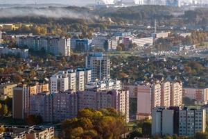 luftpanoramablick aus der höhe eines mehrstöckigen wohnkomplexes und der stadtentwicklung am herbsttag foto