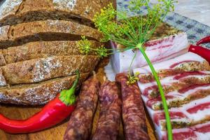 Nationales ukrainisches Essen auf dem Tisch foto