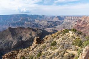 Malerischer Blick auf die wunderschönen Rocky Mountains und den bewölkten Himmel foto