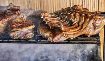 Lammrippchen werden auf dem Grill zum Servieren in der Gastronomie zubereitet foto