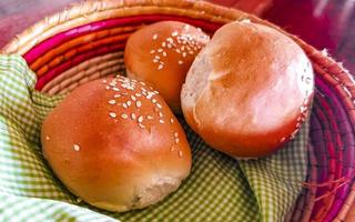 Köstliche runde Brötchen mit Sesamsamen auf Holztisch Mexiko. foto